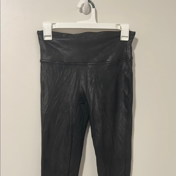 Spanx Black Faux Leather Shiny Leggings Size Medium Petite - Picture 1 of 5